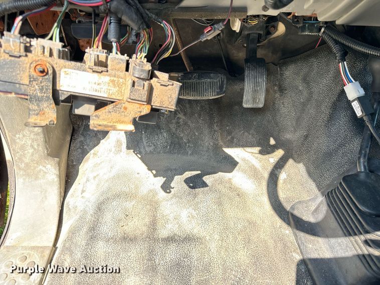 image for item DV5900 2006 Ford  F350 Super Duty XL SuperCab flatbed pickup truck