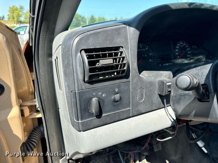 image for item DV5900 2006 Ford  F350 Super Duty XL SuperCab flatbed pickup truck