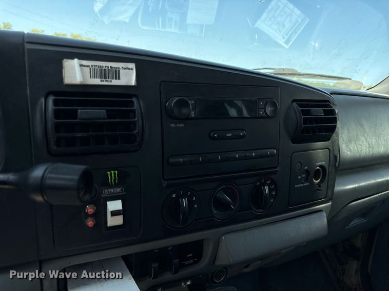 image for item DV5900 2006 Ford  F350 Super Duty XL SuperCab flatbed pickup truck