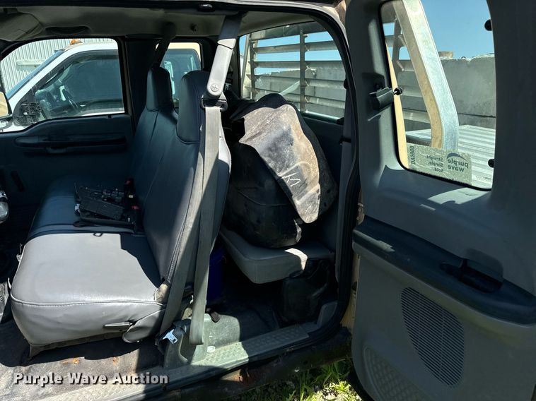 image for item DV5900 2006 Ford  F350 Super Duty XL SuperCab flatbed pickup truck