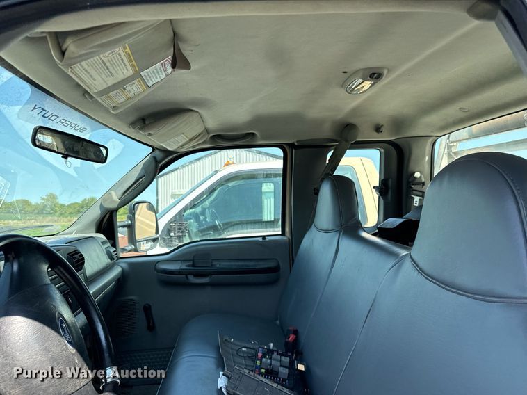 image for item DV5900 2006 Ford  F350 Super Duty XL SuperCab flatbed pickup truck