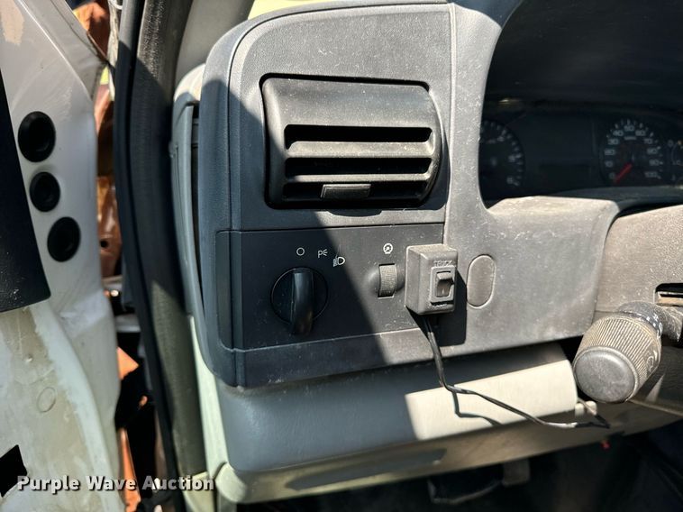 image for item DV5900 2006 Ford  F350 Super Duty XL SuperCab flatbed pickup truck