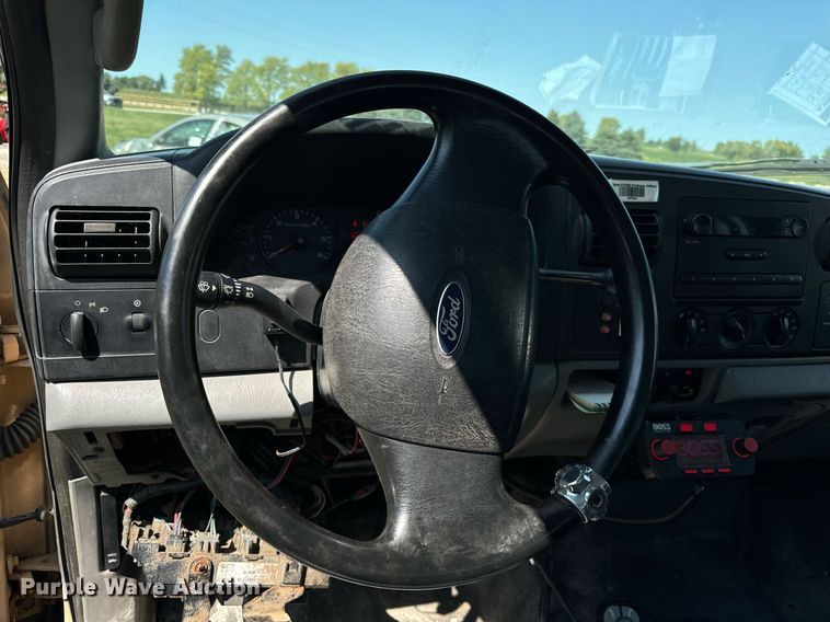 image for item DV5900 2006 Ford  F350 Super Duty XL SuperCab flatbed pickup truck