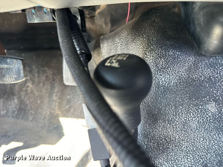 image for item DV5900 2006 Ford  F350 Super Duty XL SuperCab flatbed pickup truck