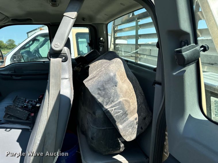 image for item DV5900 2006 Ford  F350 Super Duty XL SuperCab flatbed pickup truck