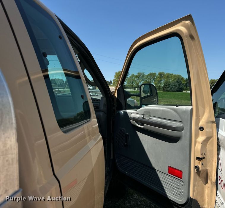 image for item DV5900 2006 Ford  F350 Super Duty XL SuperCab flatbed pickup truck