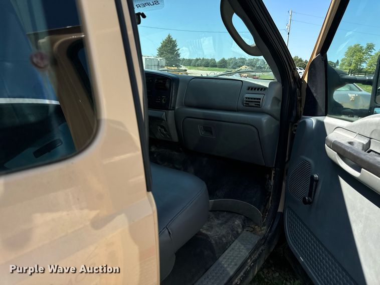 image for item DV5900 2006 Ford  F350 Super Duty XL SuperCab flatbed pickup truck