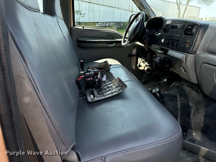 image for item DV5900 2006 Ford  F350 Super Duty XL SuperCab flatbed pickup truck