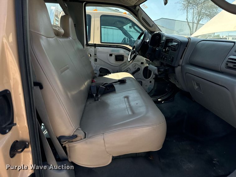 image for item DV5900 2006 Ford  F350 Super Duty XL SuperCab flatbed pickup truck