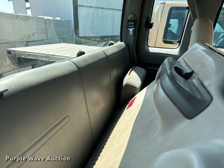 image for item DV5900 2006 Ford  F350 Super Duty XL SuperCab flatbed pickup truck