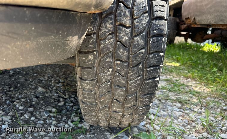 image for item DV5900 2006 Ford  F350 Super Duty XL SuperCab flatbed pickup truck