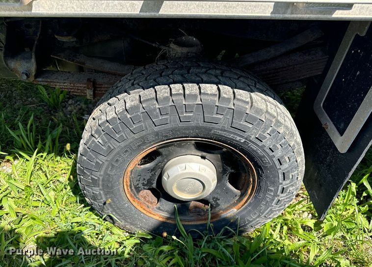 image for item DV5900 2006 Ford  F350 Super Duty XL SuperCab flatbed pickup truck