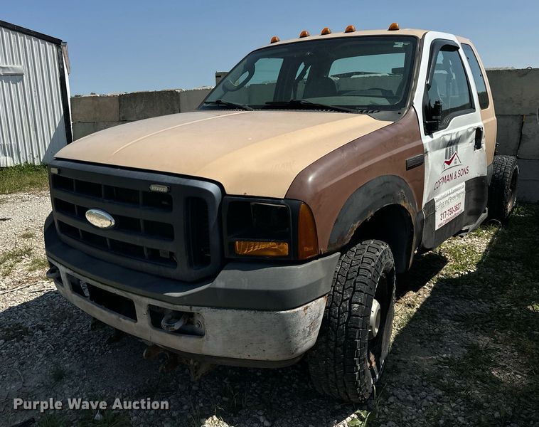 image for item DV5900 2006 Ford  F350 Super Duty XL SuperCab flatbed pickup truck