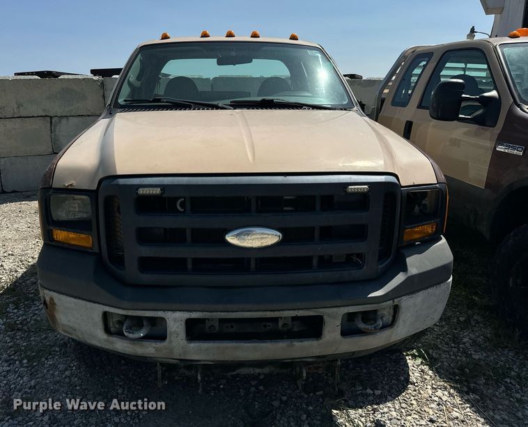 image for item DV5900 2006 Ford  F350 Super Duty XL SuperCab flatbed pickup truck