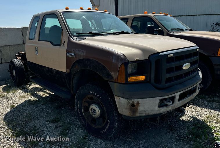 image for item DV5900 2006 Ford  F350 Super Duty XL SuperCab flatbed pickup truck