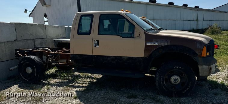 image for item DV5900 2006 Ford  F350 Super Duty XL SuperCab flatbed pickup truck