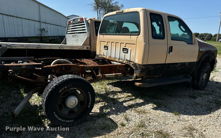 image for item DV5900 2006 Ford  F350 Super Duty XL SuperCab flatbed pickup truck