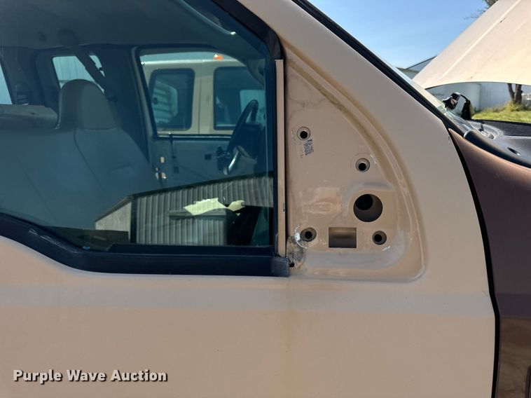 image for item DV5900 2006 Ford  F350 Super Duty XL SuperCab flatbed pickup truck