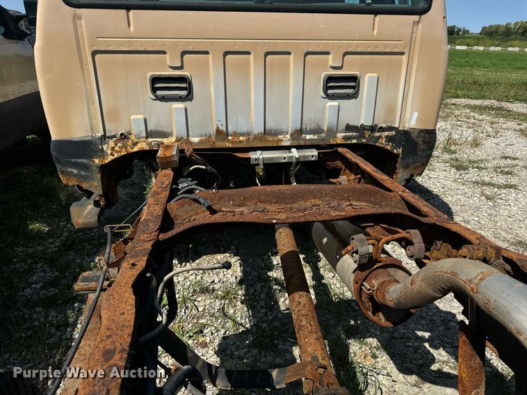 image for item DV5900 2006 Ford  F350 Super Duty XL SuperCab flatbed pickup truck