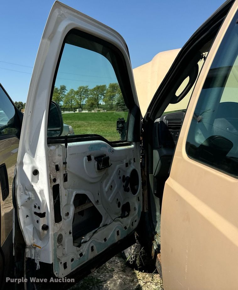 image for item DV5900 2006 Ford  F350 Super Duty XL SuperCab flatbed pickup truck