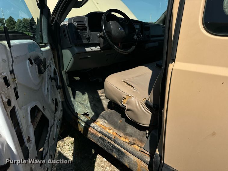 image for item DV5900 2006 Ford  F350 Super Duty XL SuperCab flatbed pickup truck