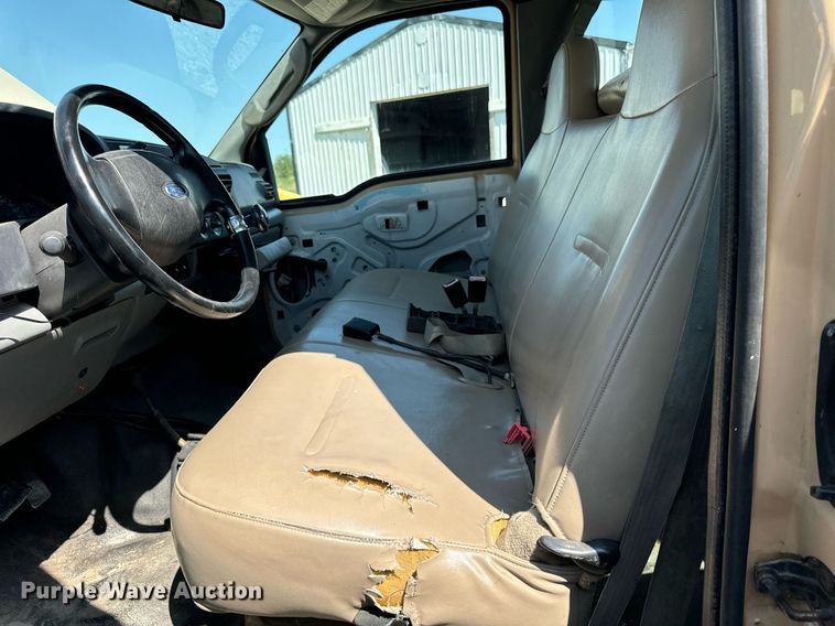 image for item DV5900 2006 Ford  F350 Super Duty XL SuperCab flatbed pickup truck