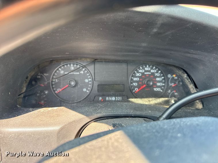 image for item DV5900 2006 Ford  F350 Super Duty XL SuperCab flatbed pickup truck