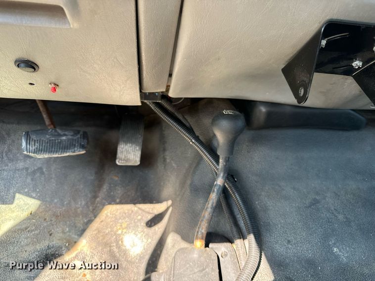 image for item DV5900 2006 Ford  F350 Super Duty XL SuperCab flatbed pickup truck