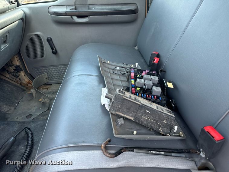 image for item DV5900 2006 Ford  F350 Super Duty XL SuperCab flatbed pickup truck