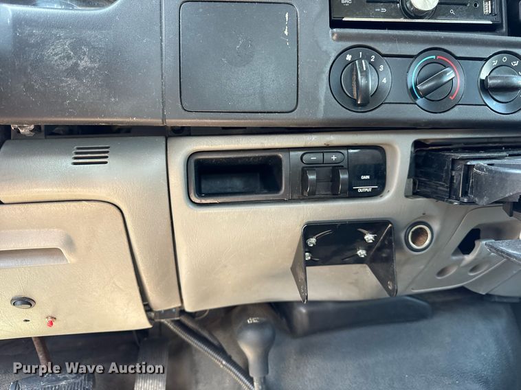 image for item DV5900 2006 Ford  F350 Super Duty XL SuperCab flatbed pickup truck