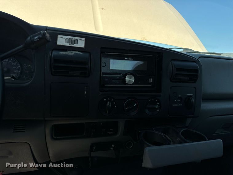 image for item DV5900 2006 Ford  F350 Super Duty XL SuperCab flatbed pickup truck