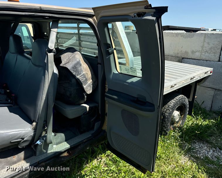 image for item DV5900 2006 Ford  F350 Super Duty XL SuperCab flatbed pickup truck