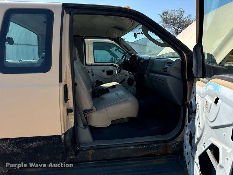 image for item DV5900 2006 Ford  F350 Super Duty XL SuperCab flatbed pickup truck