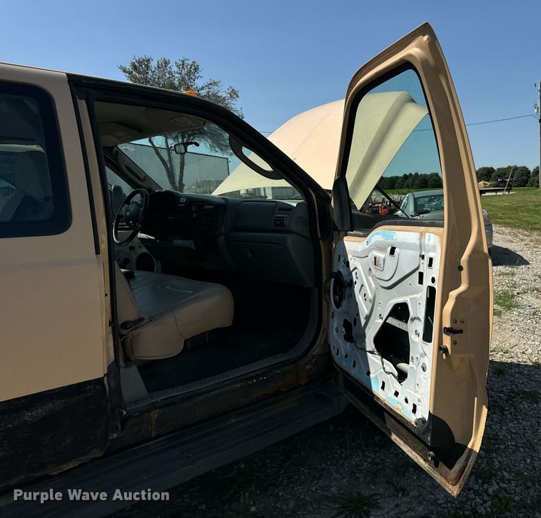 image for item DV5900 2006 Ford  F350 Super Duty XL SuperCab flatbed pickup truck