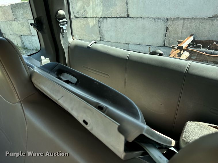 image for item DV5900 2006 Ford  F350 Super Duty XL SuperCab flatbed pickup truck