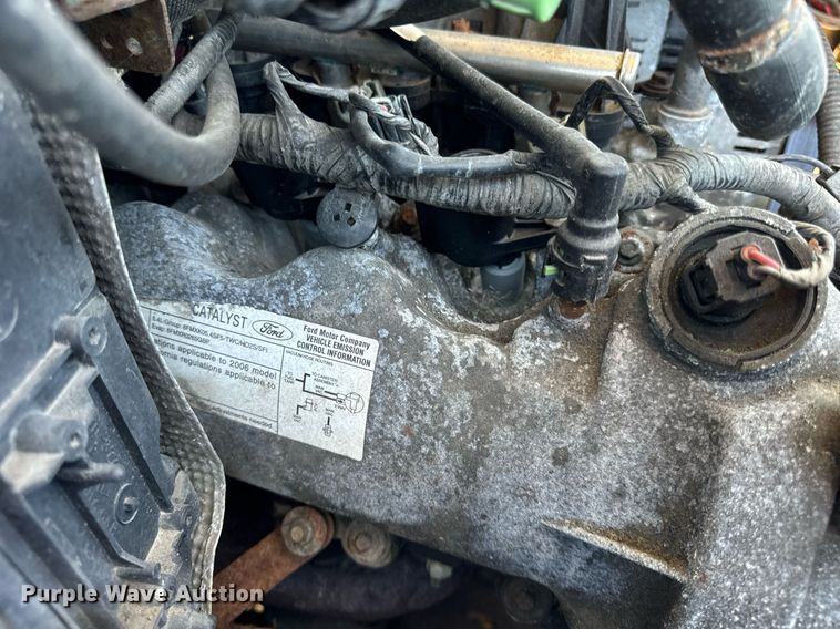 image for item DV5900 2006 Ford  F350 Super Duty XL SuperCab flatbed pickup truck