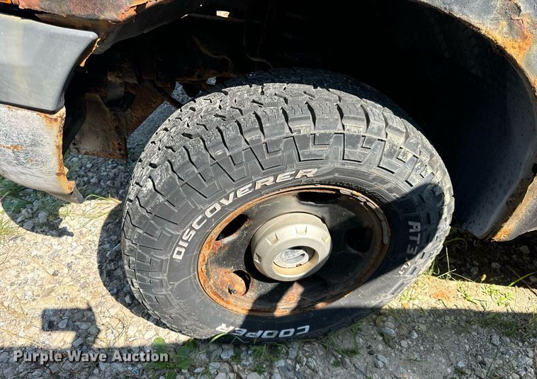 image for item DV5900 2006 Ford  F350 Super Duty XL SuperCab flatbed pickup truck