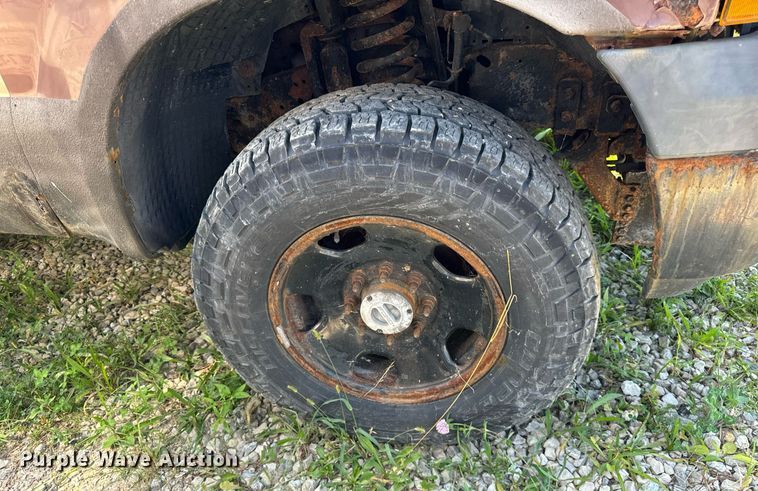 image for item DV5900 2006 Ford  F350 Super Duty XL SuperCab flatbed pickup truck