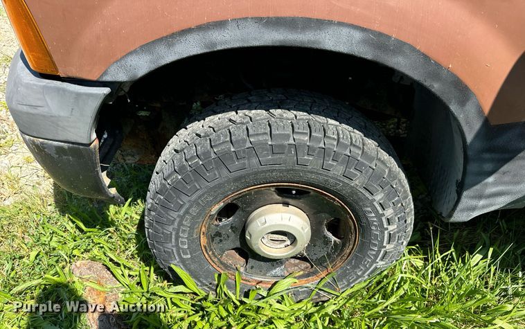 image for item DV5900 2006 Ford  F350 Super Duty XL SuperCab flatbed pickup truck