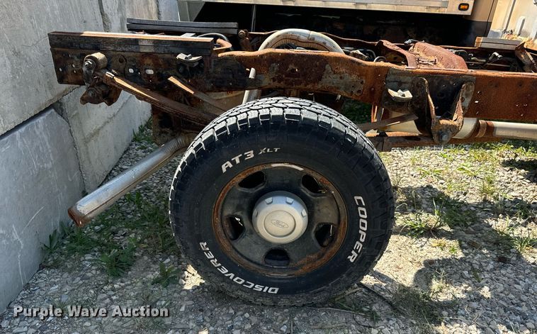 image for item DV5900 2006 Ford  F350 Super Duty XL SuperCab flatbed pickup truck