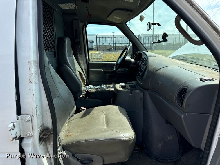 image for item DV5916 2001 Ford  E150 delivery van