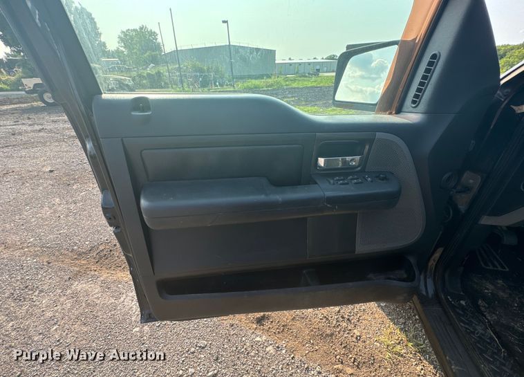 image for item DX0990 2005 Ford F150 SuperCab pickup truck