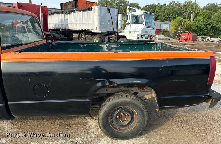 image for item EE7577 1992 Chevrolet  C1500 pickup truck