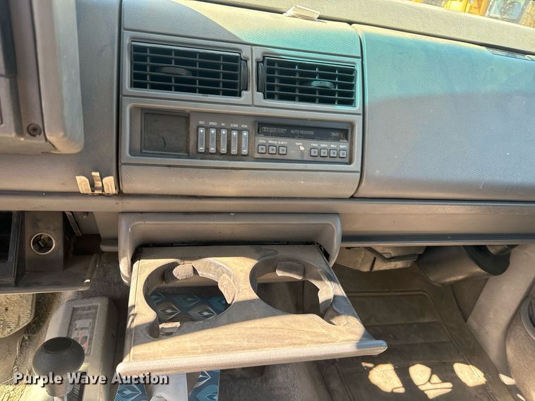 image for item EE7712 1994 GMC Suburban K1500 SUV