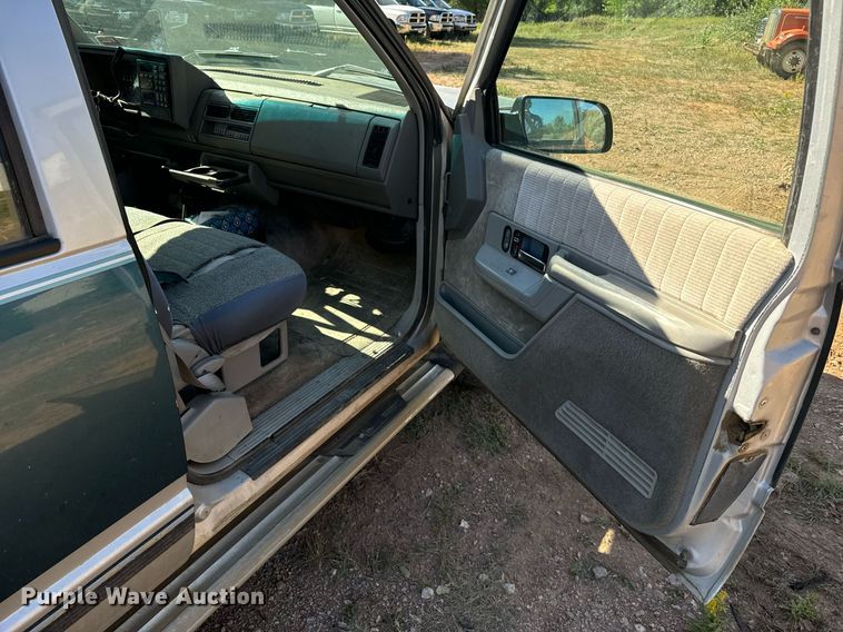 image for item EE7712 1994 GMC Suburban K1500 SUV