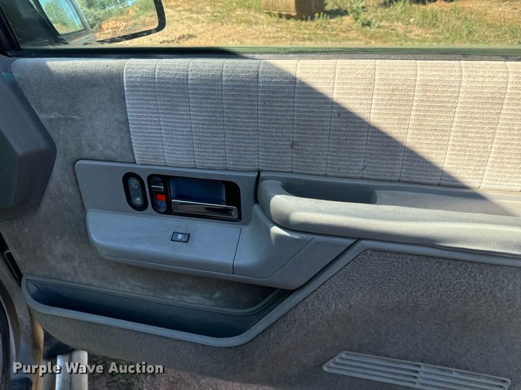 image for item EE7712 1994 GMC Suburban K1500 SUV