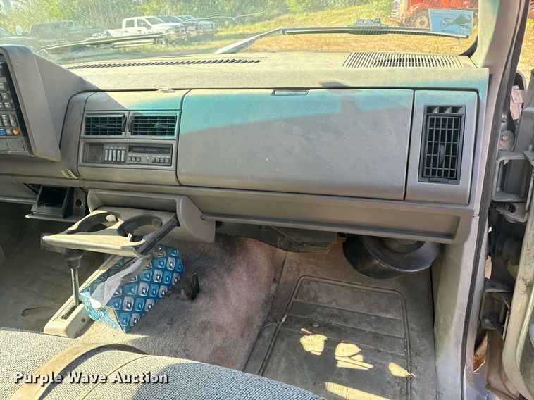 image for item EE7712 1994 GMC Suburban K1500 SUV