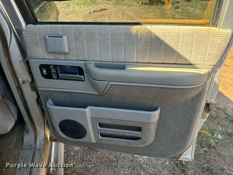 image for item EE7712 1994 GMC Suburban K1500 SUV