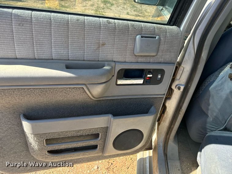 image for item EE7712 1994 GMC Suburban K1500 SUV