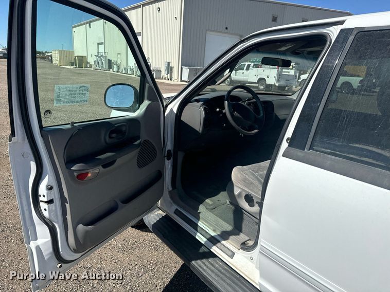 image for item EE7751 2001 Ford F150 XLT SuperCrew pickup truck